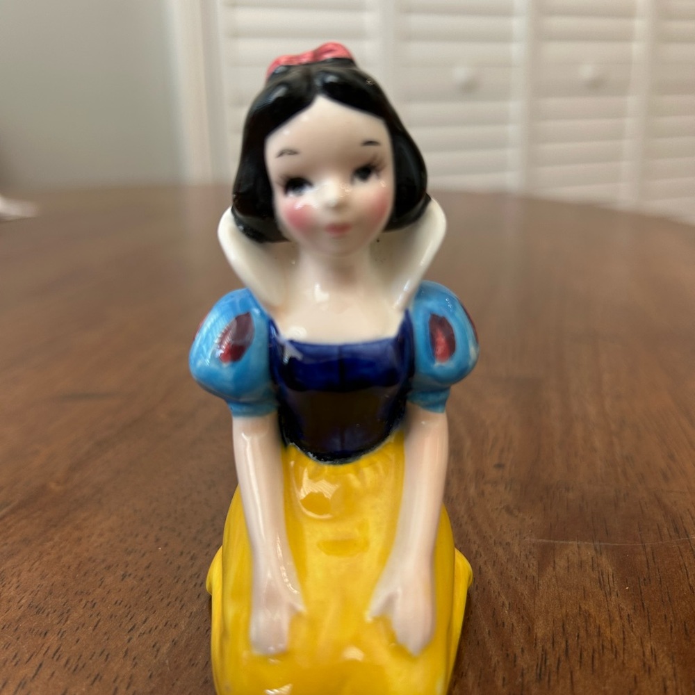 Vintage Disney circa 1970’s Snow White kneeling with the 7 dwarfs. - Picture 8 of 10
